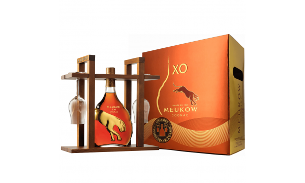 Meukow X.O. Cognac Gold Limited edition Wooden 0.7l, 40% Vol su dviem taurėmis ir stovu Meukow X.O. Cognac Gold Limited edition Wooden 0.7l, 40% Vol su dviem taurėmis ir stovu